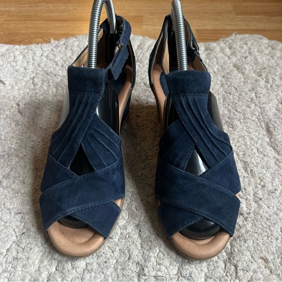 Earth: Navy Blue Suede "Curvet" Ankle Strap Wedge Sandals Size 7.5 - Picture 2 of 11